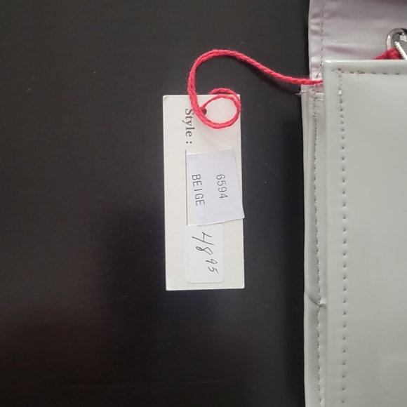 Patent leather envelope clutch with detachable shoulder strap. - Picture 3 of 3